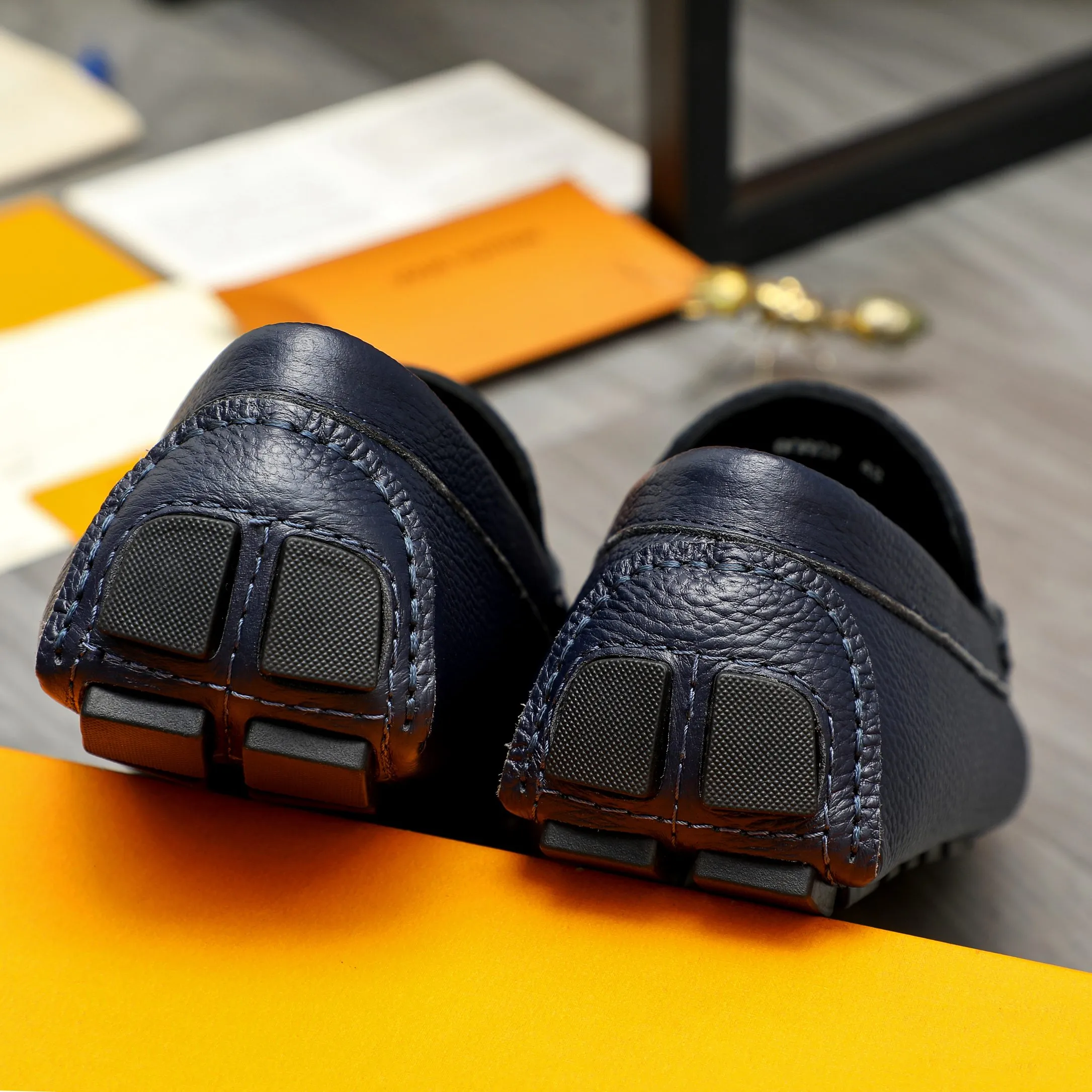 Men's shoes 💰420 Product trademark: LV "Louis Vuitton" casual slip-on shoes Regular size: 38-46 (45.46 custom-made, non-returnable) Product materials: Selected pebbled cowhide upper, sheepskin lining, original rubber outsole